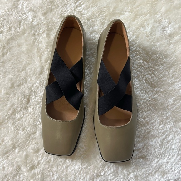 Elegant Black and Olive Women's Shoes - Picture 1 of 2